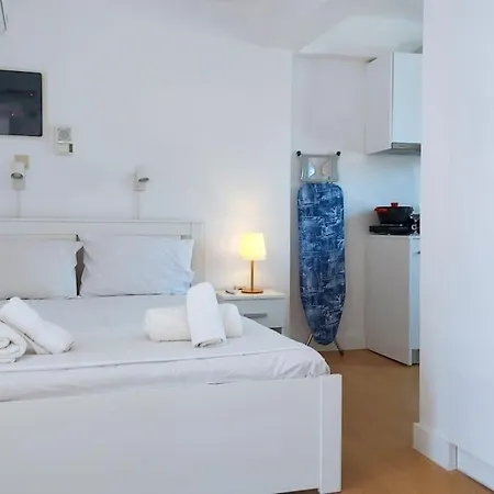 A Cozy And Cute Penthouse, Stathmos Larisis Apartment *